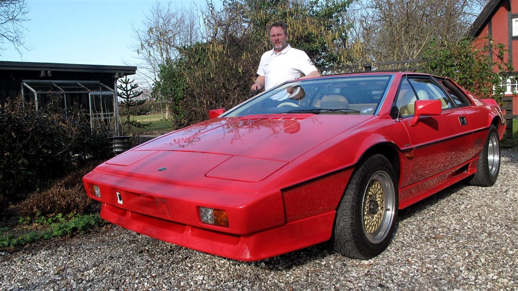 I turistklassen for de helt nye, der aldrig har prøvet et ægte rally, kommer Stig Rahbek og Lisbeth Rasmussen fra Hornbæk til start i denne sjældne Lotus Turbo Esprit.
(Foto: Michael Eisenberg)